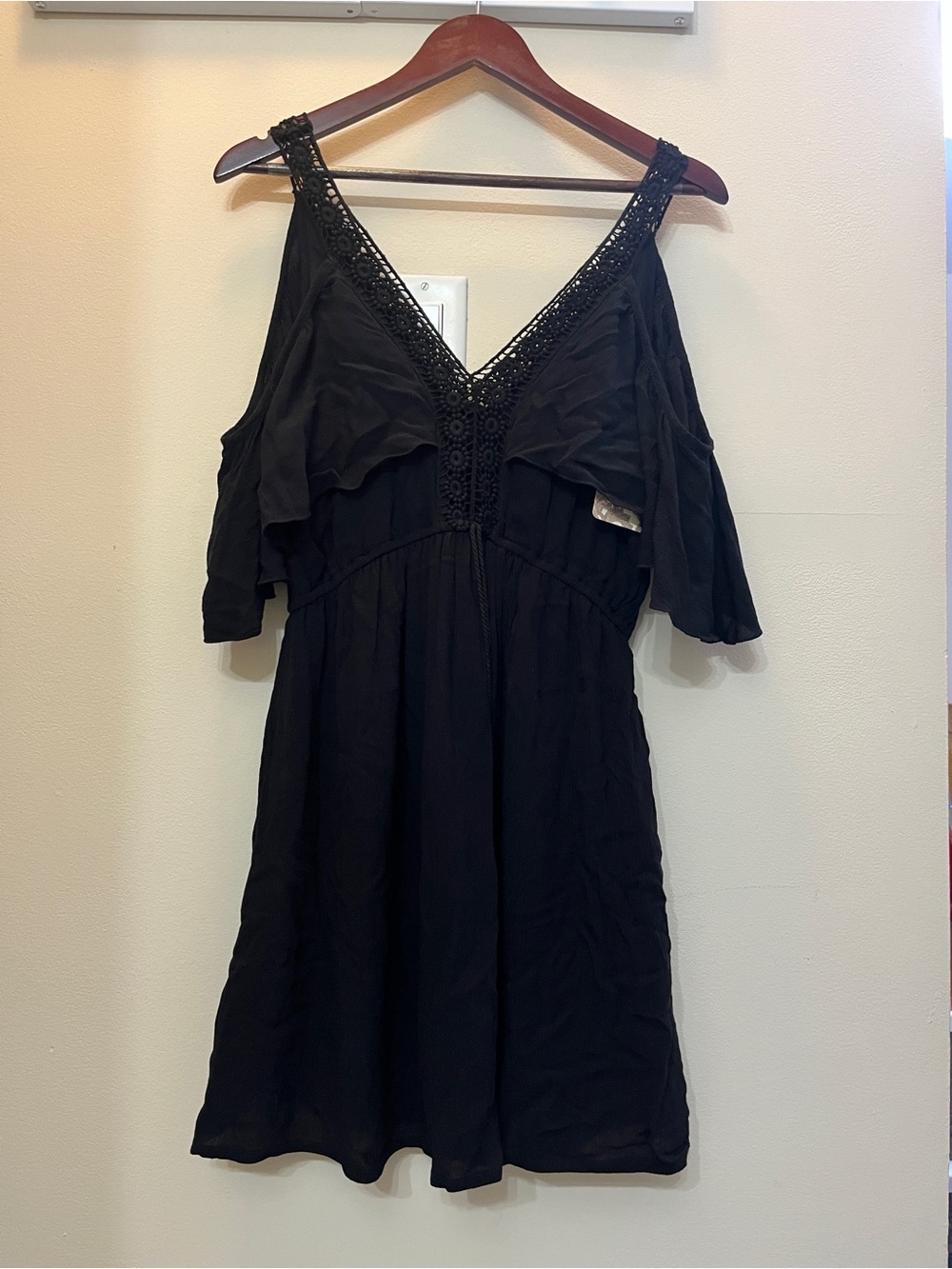 Band of Gypsies Black Cold-Shoulder V-Neck Dress